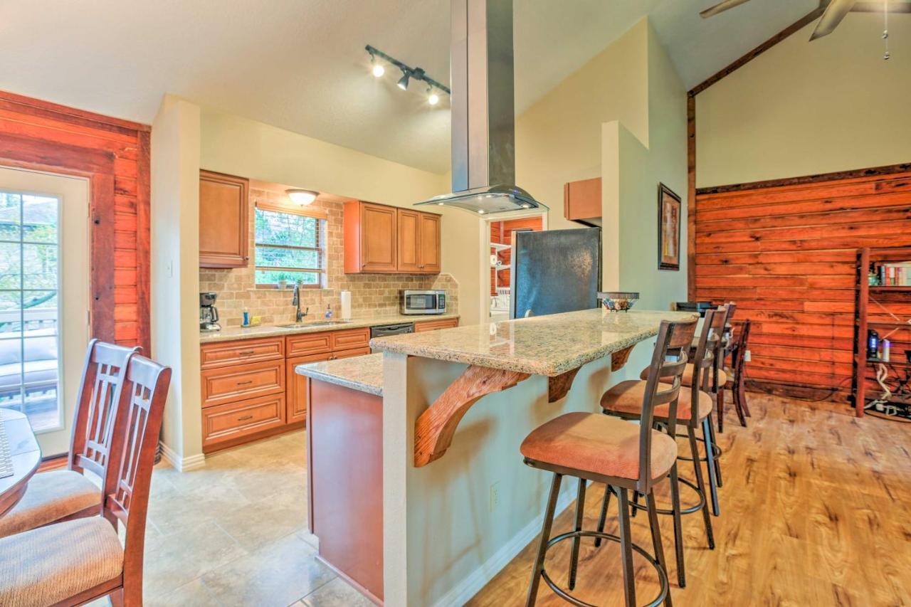 Spacious Kemah Clear Lake Home With Porch And Fire Pit Dış mekan fotoğraf